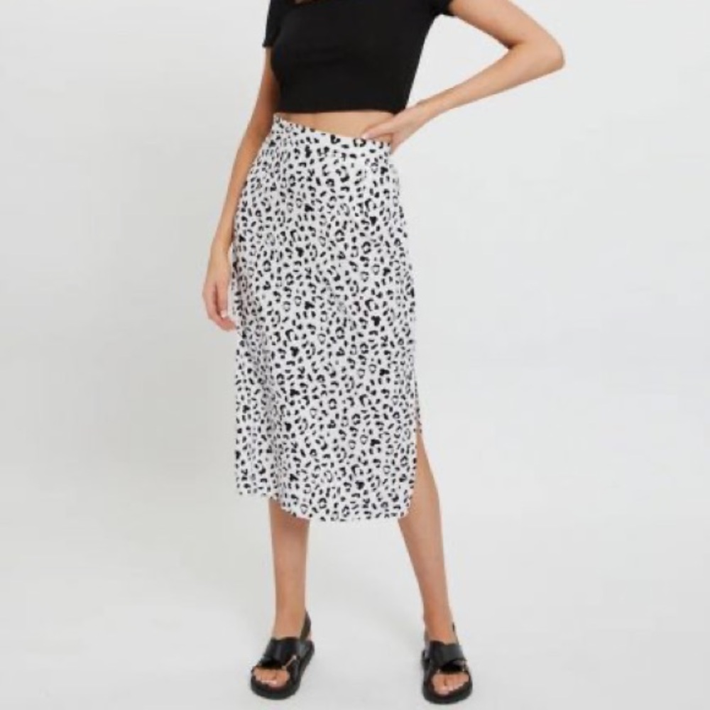 🌸 White Leopard Print Midi Skirt